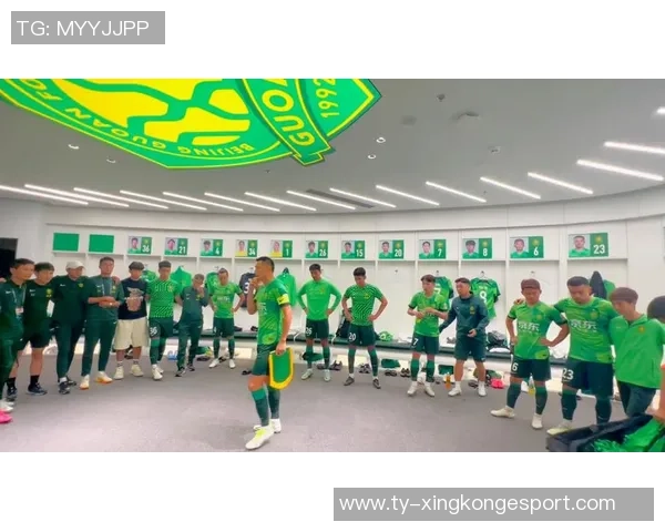 北京国安主场赛后邀请球迷家庭与队员亲密合影共度美好时光