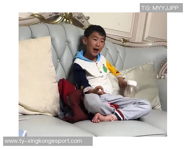 周琦儿子糊糊与曾凡博亲密互动温馨瞬间引发关注