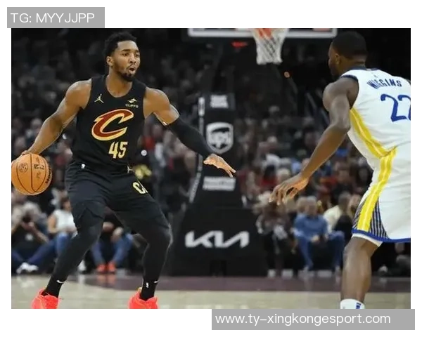 米切尔半场表现亮眼5中3贡献7分1板2助2断展现潜力 米切尔半场表现亮眼5中3贡献7分1板2助2断展现潜力